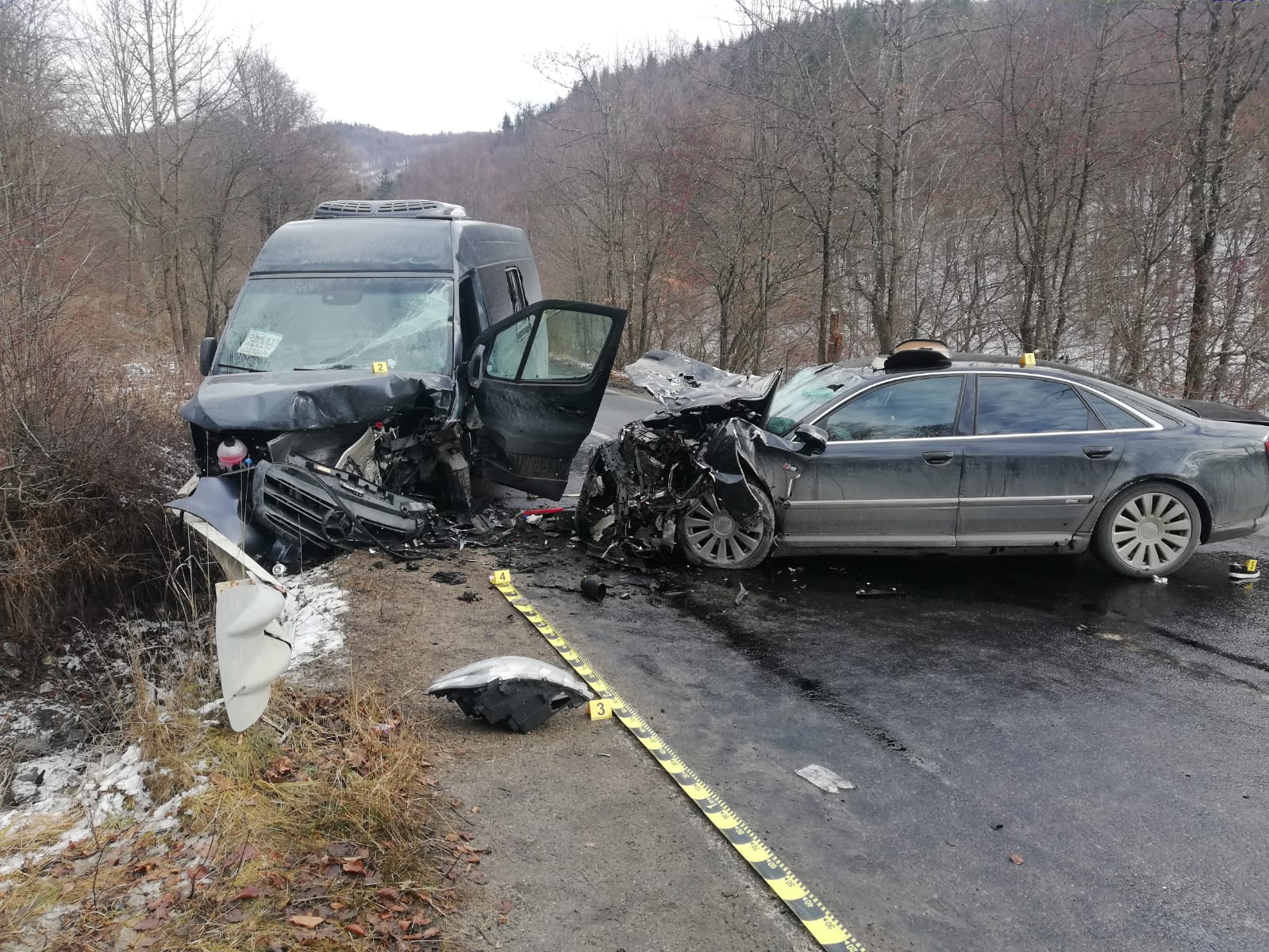 Accident grav cu microbuz la Moroeni. Nouă persoane au ajuns la spital