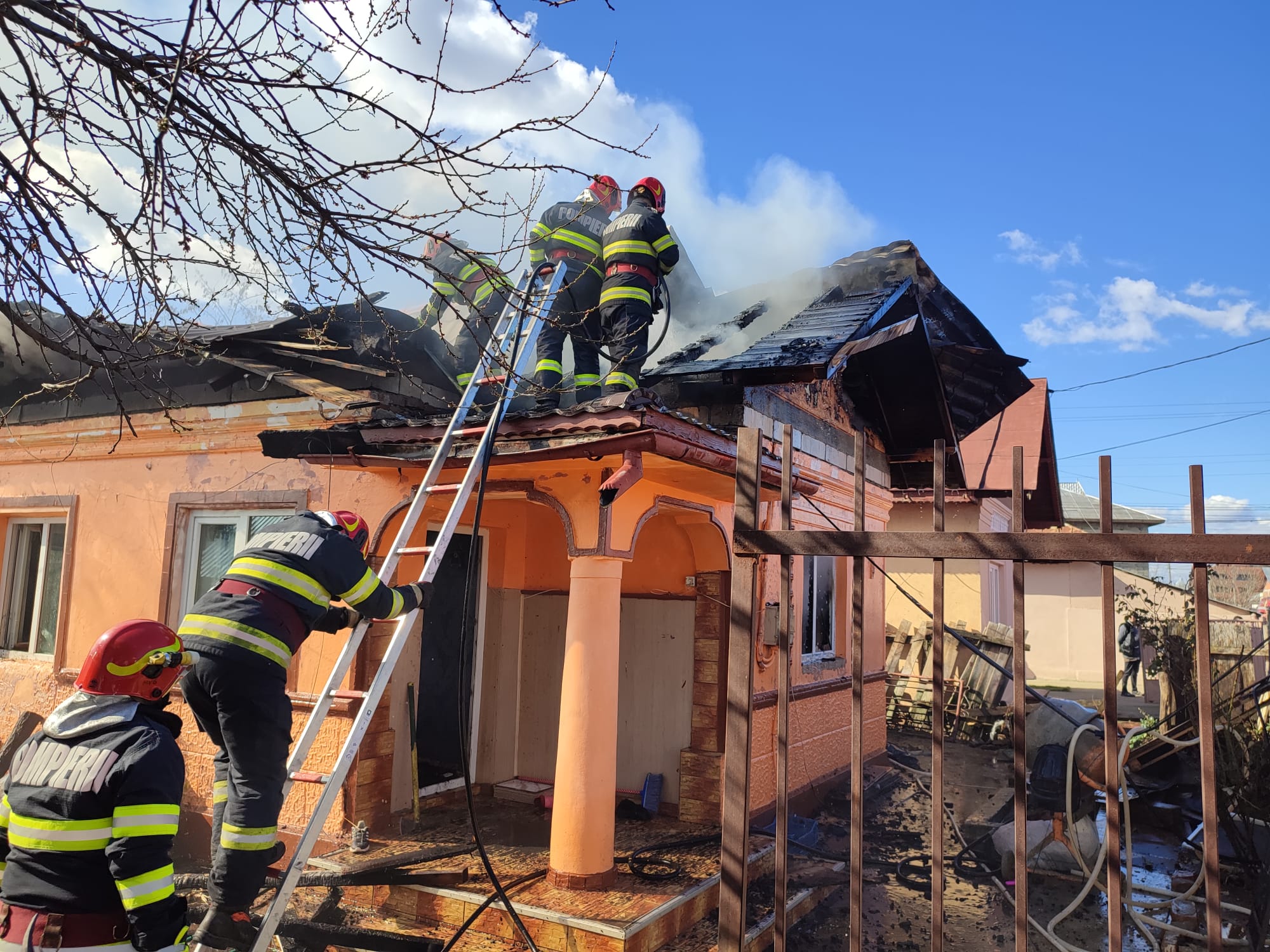 Incendiu in Băleni români. O persoană a suferit arsuri. FOTO