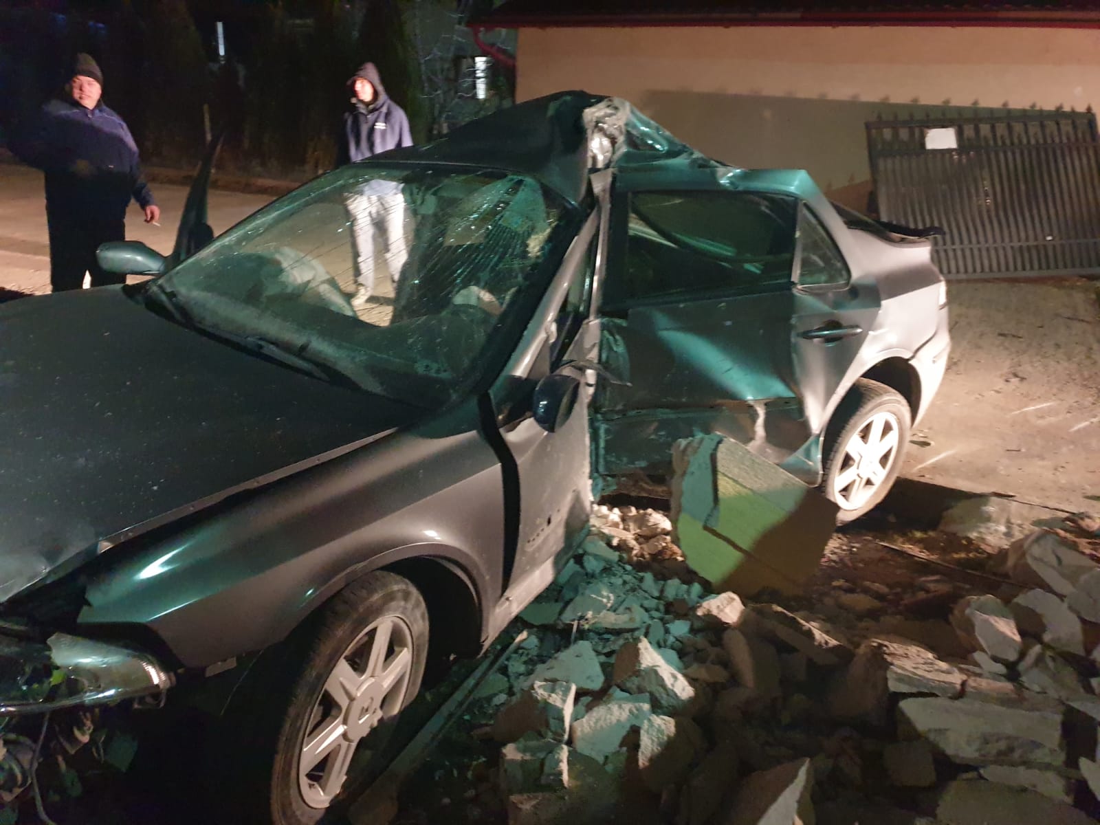 ACCIDENT LA COJASCA. Șoferul este un tânăr de 19 ani. Mașina este grav avariată. FOTO