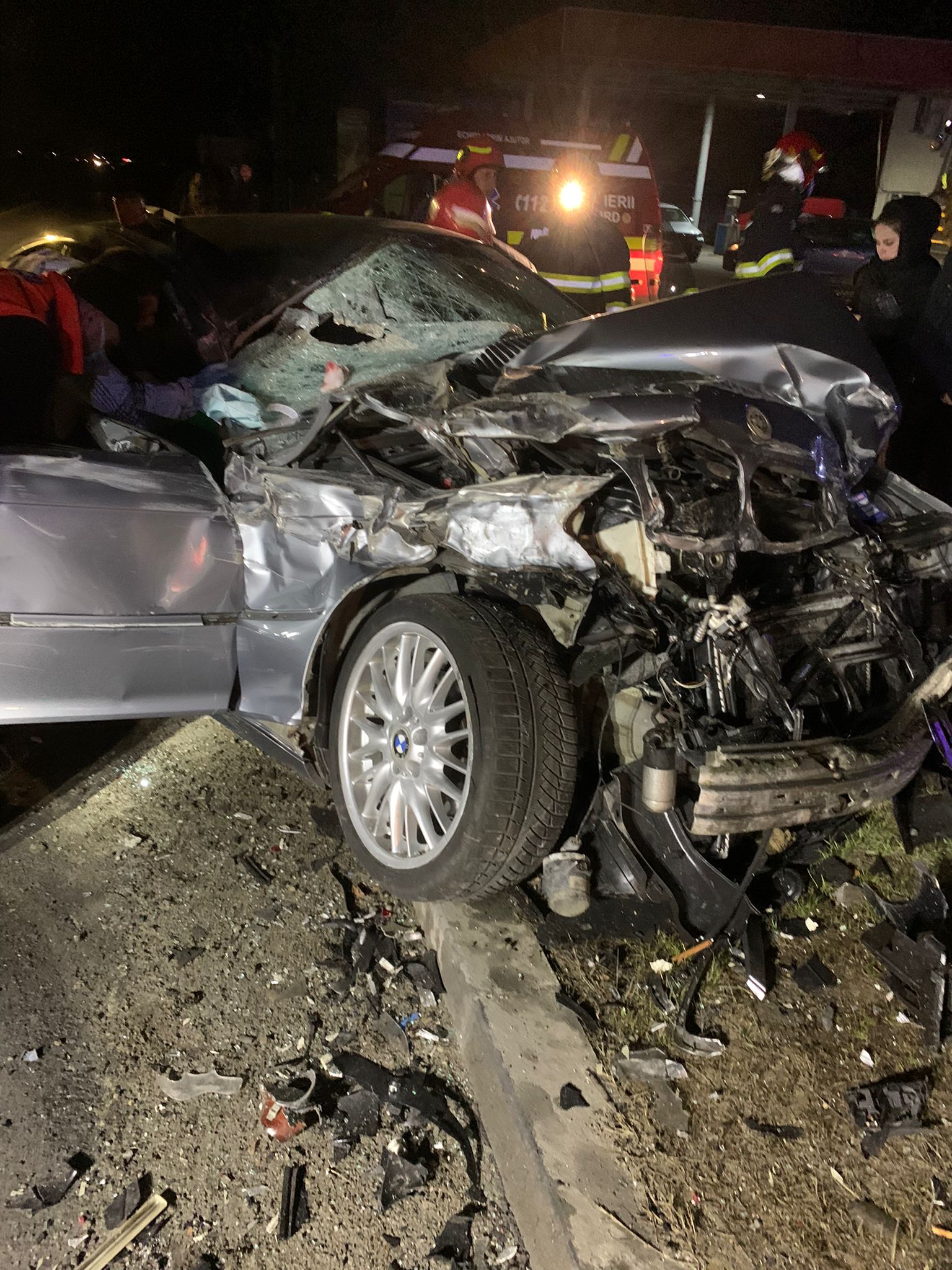 Accident cu trei victime, în Răzvad. Un autoturism și o autoutilitară s-au ciocnit.