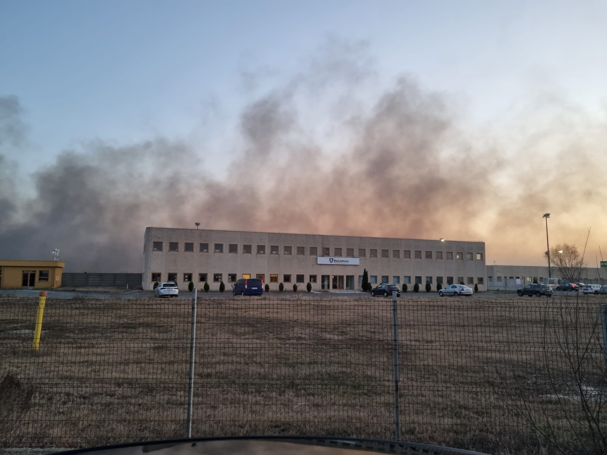 Incendiu de vegetație la Bălteni, lângă Butan Gas.