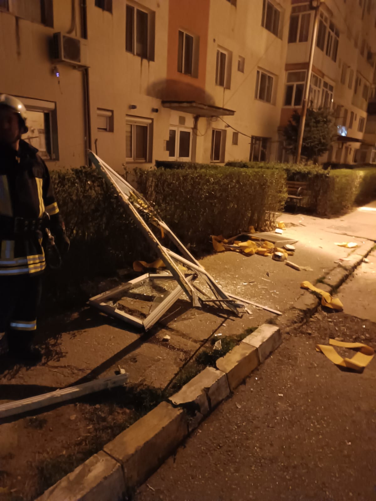 Explozie urmată de incendiu într-un bloc din Târgoviște. O persoană a fost rănită. Nu se știe dacă blocul mai poate fi locuit.