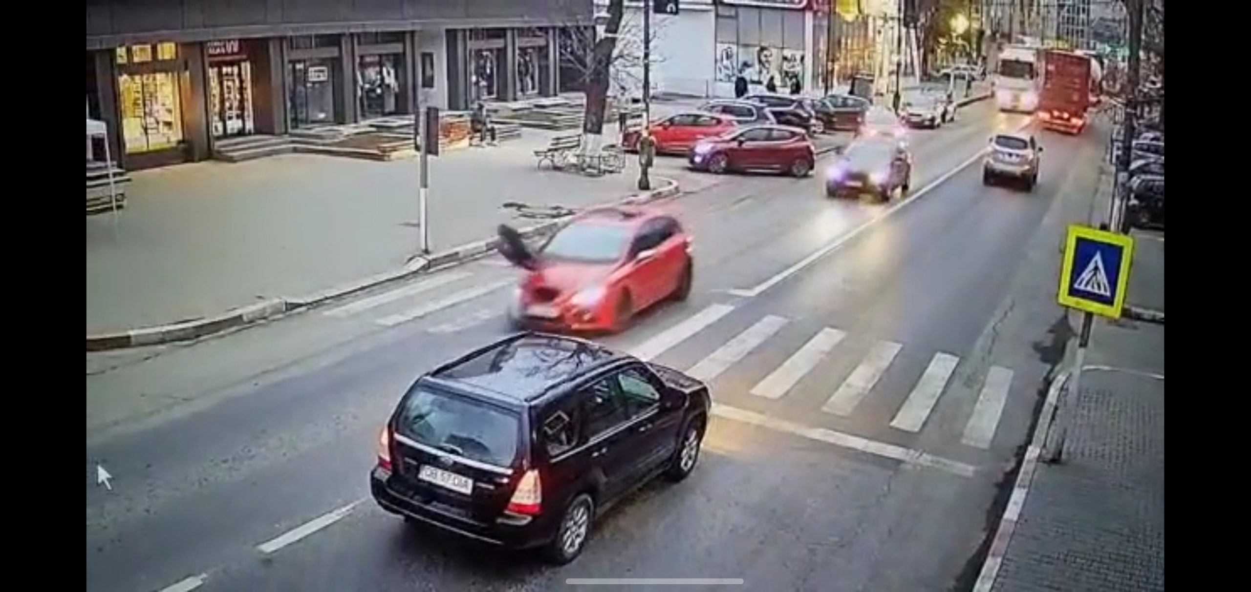 Elevă de 13 ani lovită de o mașină pe trecerea de pietoni la Găești. VIDEO